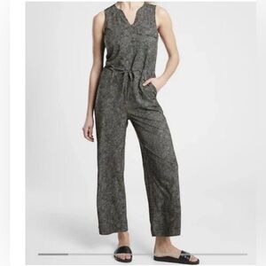 Athleta Topanga Print Jumpsuit
Size Xsmall
Color: Hues of Gray & Black